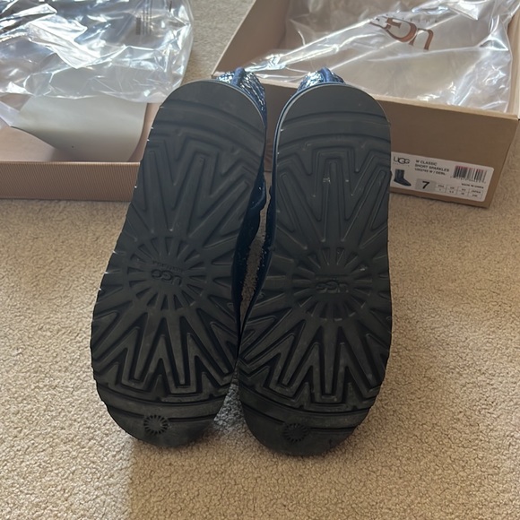 UGG classic short boots, sparkle blue, size 7, original box and packaging! - Picture 9 of 9